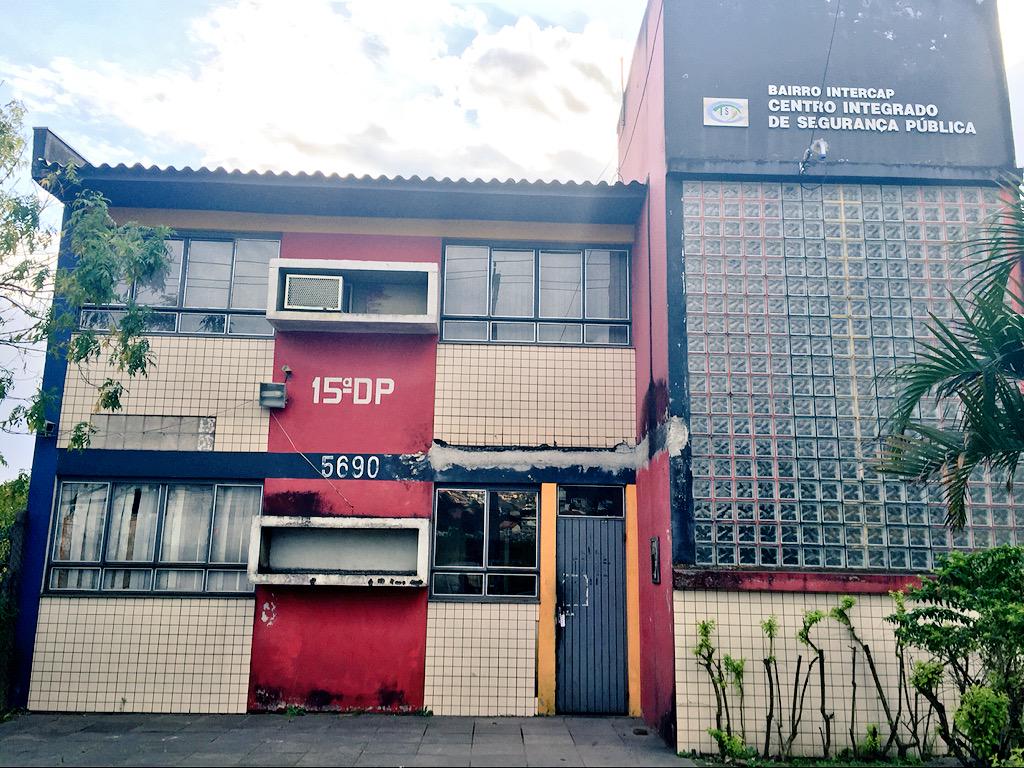 laraely's tweet photo. Delegacias têm funcionamento parcial: na 15• DP, no Intercap, só registram-se ocorrências de crime contra a vida. http://t.co/rzk5hKVafW