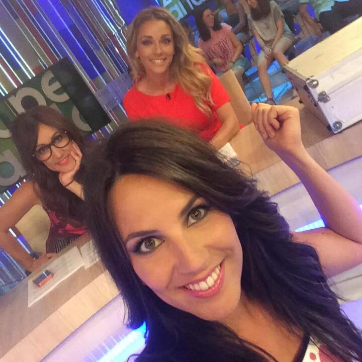 AmMorgadesmp's tweet photo. Que guapaas 💜😊 @ana_morgade @AnnaSimonMari @irenejunquera http://t.co/oDlXw52SZi