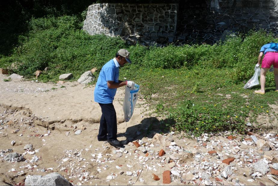 kjbrozyna's tweet photo. #wwwbetterplace- Our Asian Leather Sourcing team worked hard last weekend to clean a beach in Zhuhai http://t.co/wOvSgqCohO