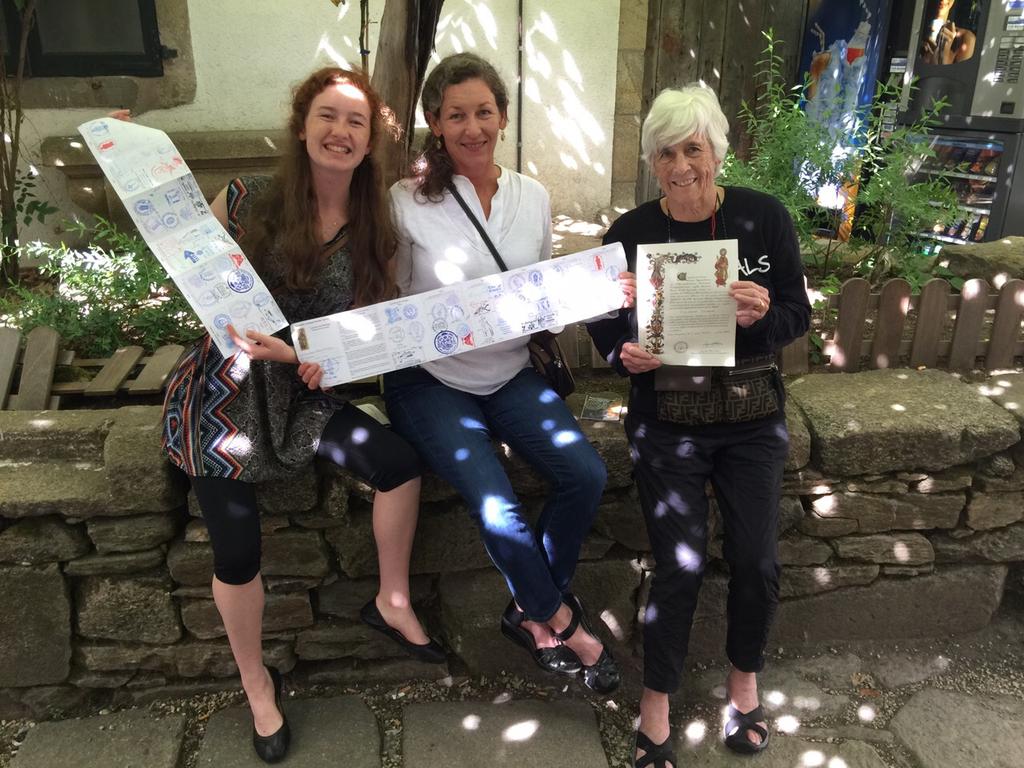 FollowMeVIP_SS's tweet photo. 3 generations finishing #CaminoDeSantiago !! http://t.co/HHyvspxvEn