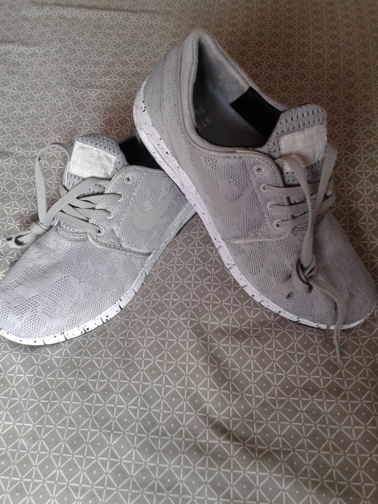 sneathone's tweet photo. Estefan Janosky Max por 45€ http://t.co/RtY4fXlXXK