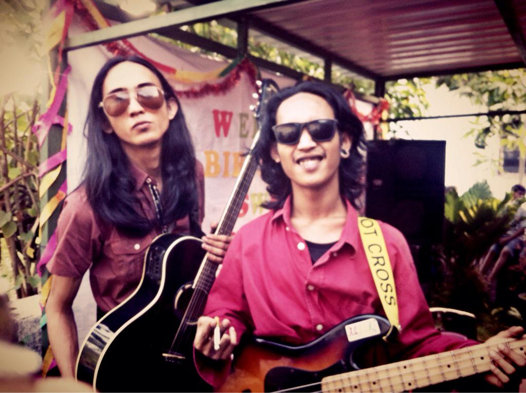 Biarin etok yang gondrong tar aku yang gimbal..✌️