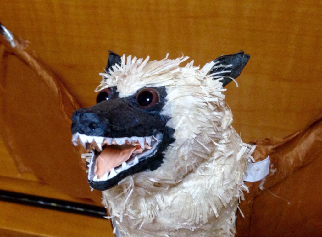 트위터의 Masaki Ishii 님 ペーパーモデリングアート クビワオオコウモリ の制作 今日は頭部 顔を作りました キツネの様なオオカミの様な かわいい様な怖い様な 良い顔してる この顔でフルーツ食で たまらない Http T Co W4g4gwqlwd