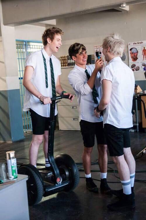 I'm Professor Hood. I teach all science. RT this for all your professors, and if you'd like to join. <a href="/brckendrecms/">Leo</a>