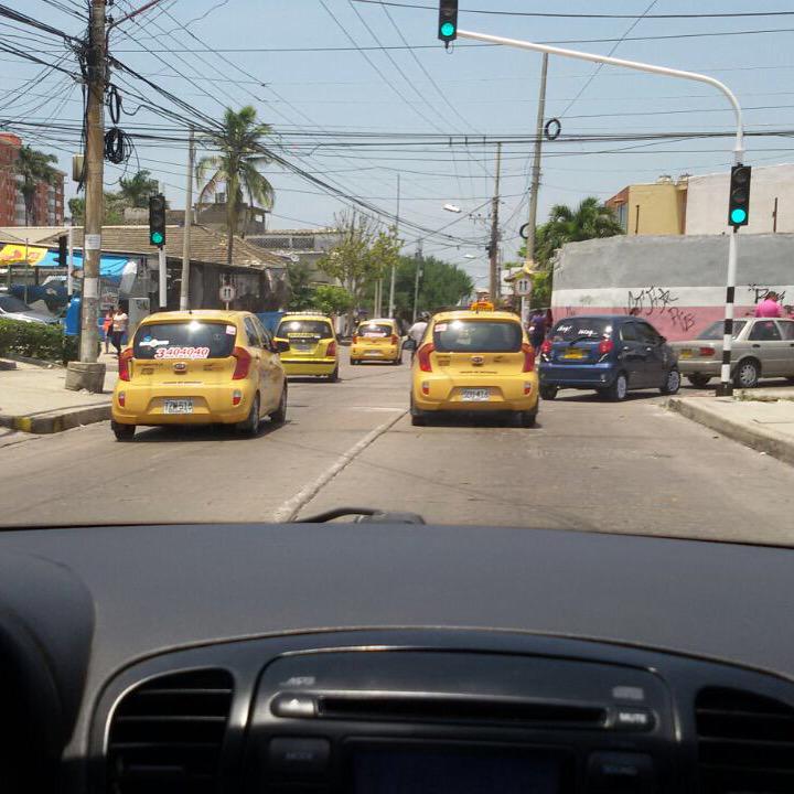 CiudadanoDHonor's tweet photo. Si tienes carros por delante en un semáforo verde #REDUCEPITAR. Movliízate con tranquilidad, paciencia y amabilidad. http://t.co/CrkN3eZ0I8