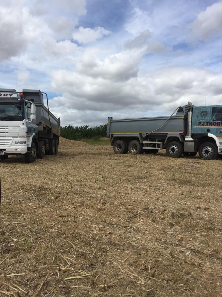 LincsDrainage's tweet photo. Always receive a quality service from @PJThoryLtd more gravel going in today! #landdrainage http://t.co/plqiyoRO8W
