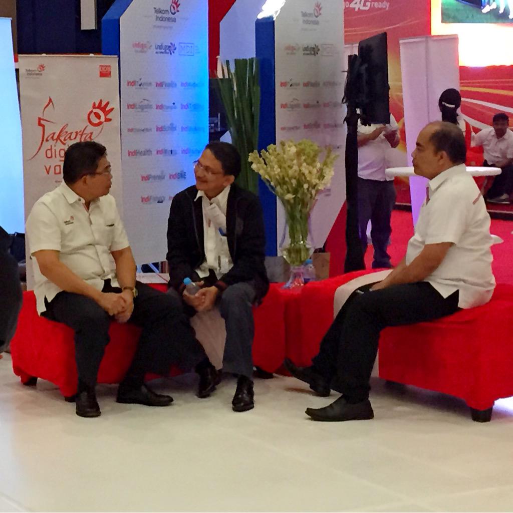 indigofornation's tweet photo. Thanks Pak @AlexJSinaga, atas kunjungan &amp; arahannya di booth @TelkomIndonesia #ICE. Always the best! http://t.co/IxkEVaTUAN