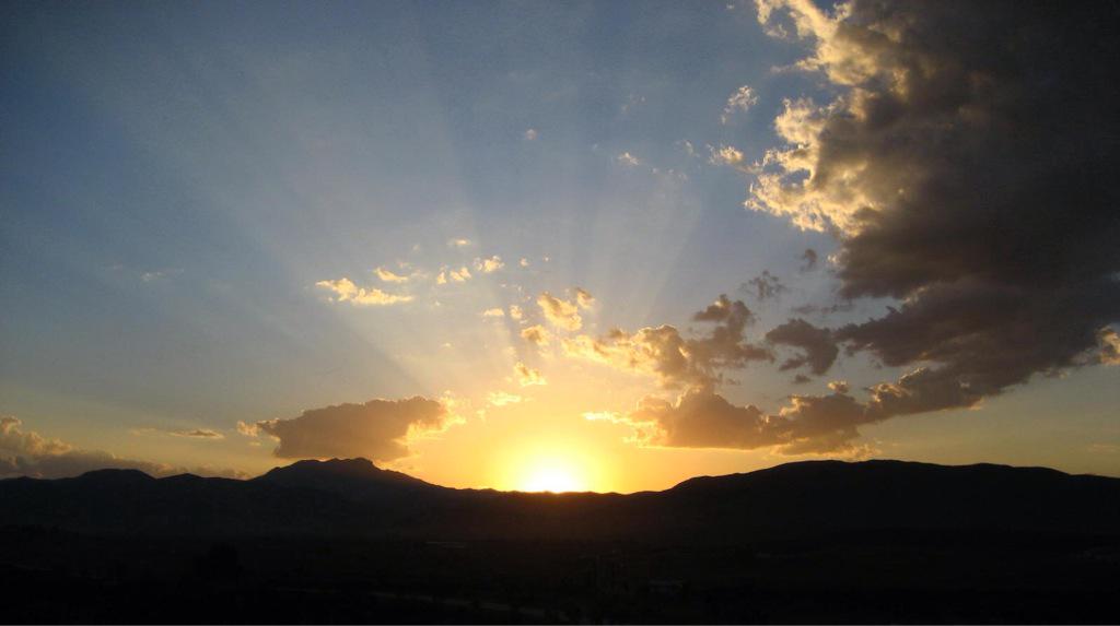Angeldom_'s tweet photo. Summer sunrises! #buendia #goodday http://t.co/tCmrm5DKzA