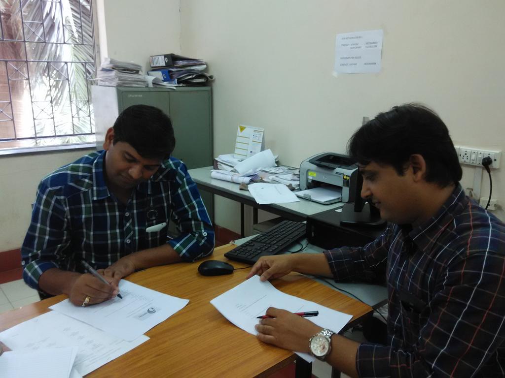 Teachers Solving the Quiz.
#DigitalIndia #Sndt #Quiz # Digital