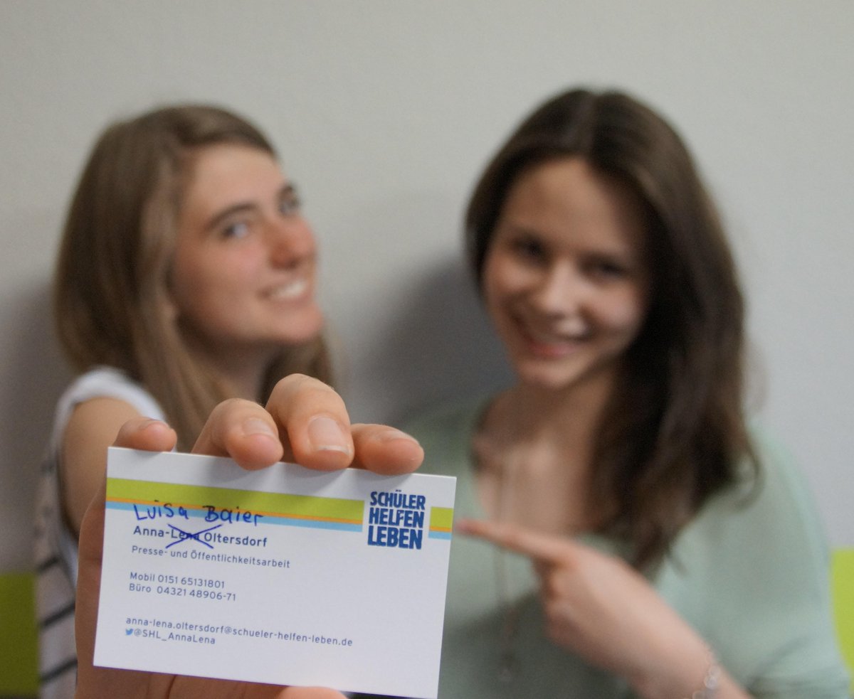 SozialerTag's tweet photo. Die neuen Freiwilligen erobern das #SozialerTag-Büro! Herzlich Willkommen, @Luisa_SHL - unsere neue Pressesprecherin! http://t.co/1IPbOA4yhA