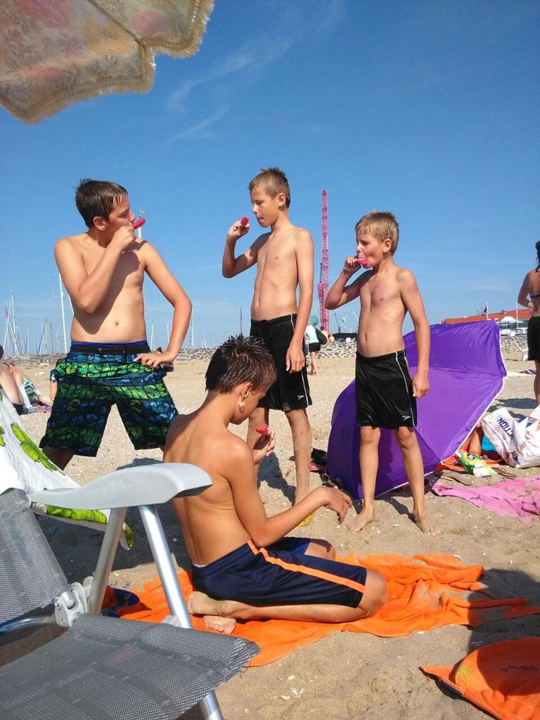 Een lekker ijsje op ons eigen Urker strand, met dit weer hoef je niet naar Spanje. #zoemer