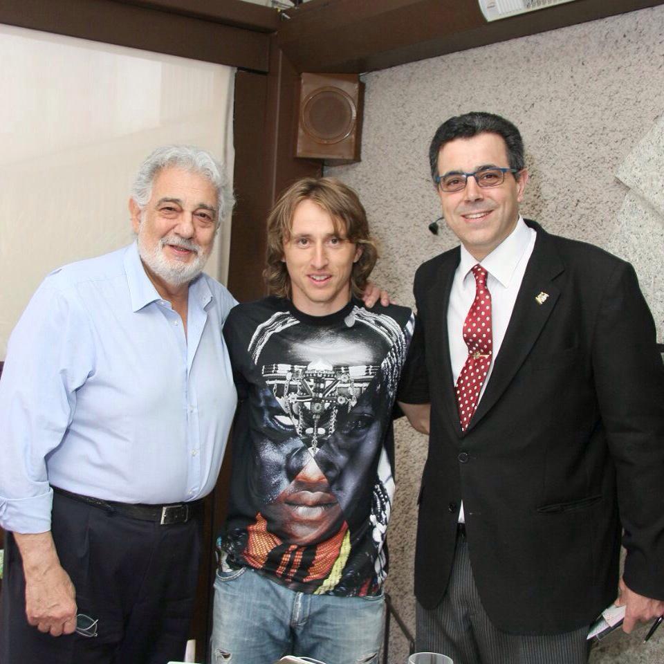 adonostiarra's tweet photo. Música y fútbol, ¡cuánto arte en una misma foto! ;) Gracias maestro @PlacidoDomingo Gracias Luka! ;) http://t.co/ZebHZ13mUp