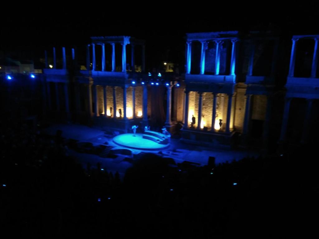 HostalAnas's tweet photo. Sorteamos 2 entradas para La Asamblea de Las Mujeres en el @Festival_Merida tan solo debes seguirnos y hacer RT.  http://t.co/25EgM6rYoA