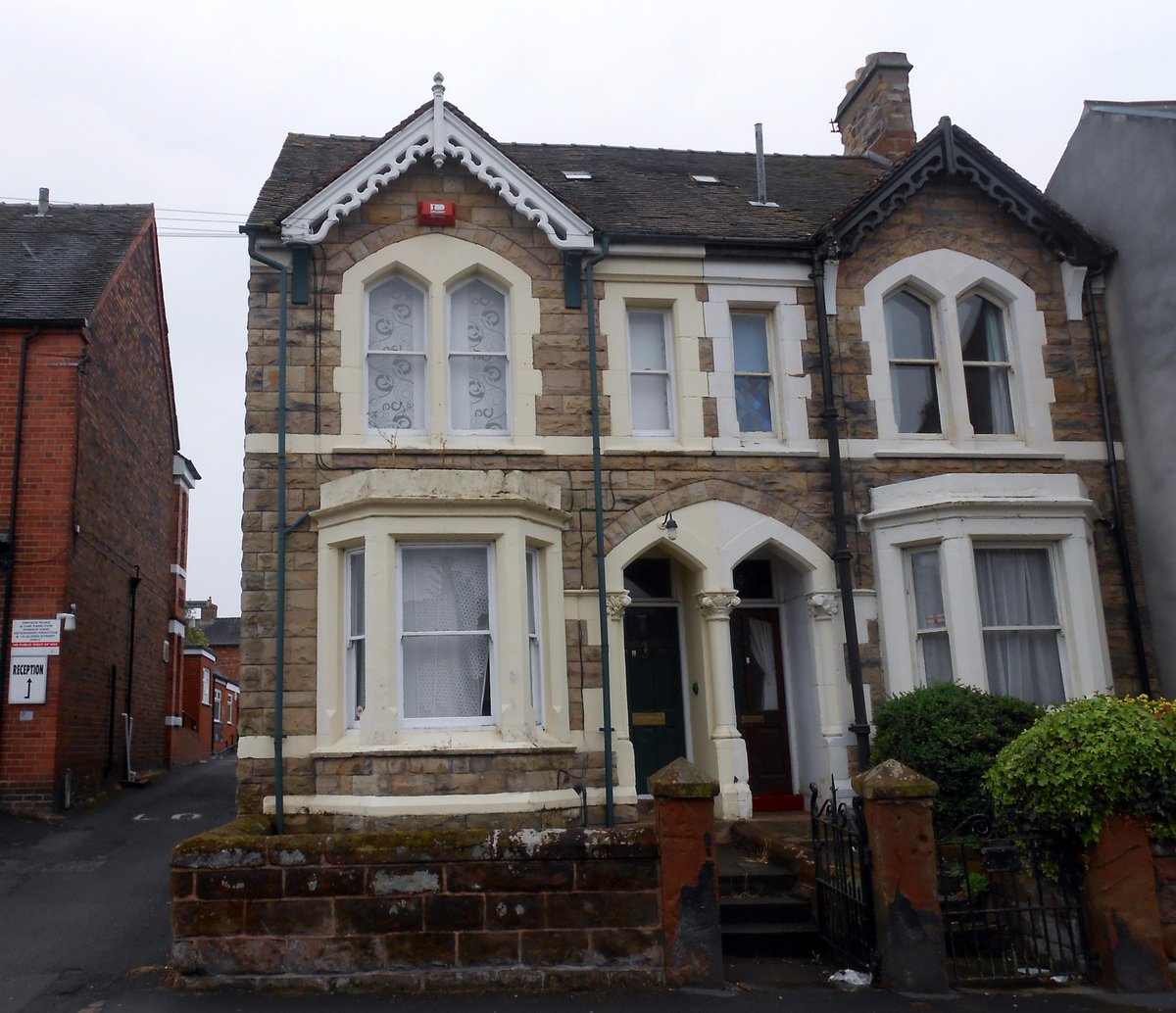 TO LET - Traditional office accommodation extending to 1,323 sq ft with car parking #offices bit.ly/1Uijye0