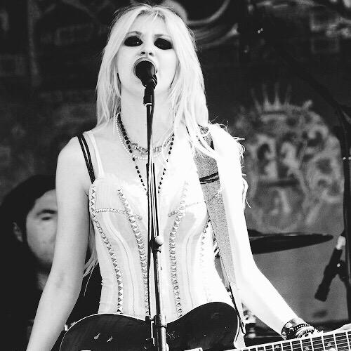 cinnamonrolIs's tweet photo. taylor momsen // july 26, 1993 http://t.co/mwgjpiRDnX