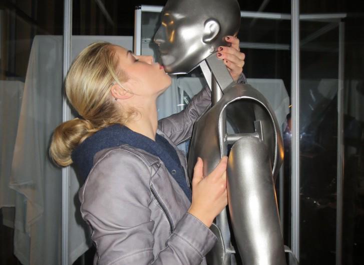 asparkinyou's tweet image. when Oliver/Stephen isn't around, Emily plants a kiss on the naked mannequin &amp;amp;she call him her hot date #NotSoSubtle