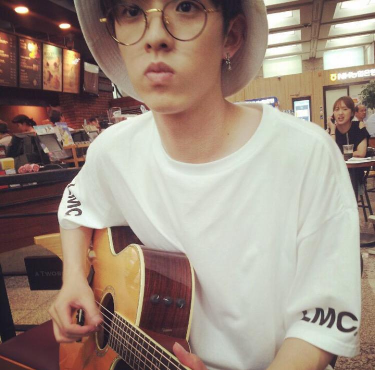 JellTml's tweet photo. อะไรคือแว่นบอกว่าจะไม่ยอมล้างมือเพราะได้hi5กับคุณฮยอง โอ้ยย ความติ่งนี้ 5555 #JaeHyung #Day6 #with2PM #ตีแผ่JYP http://t.co/4iqUobheMk