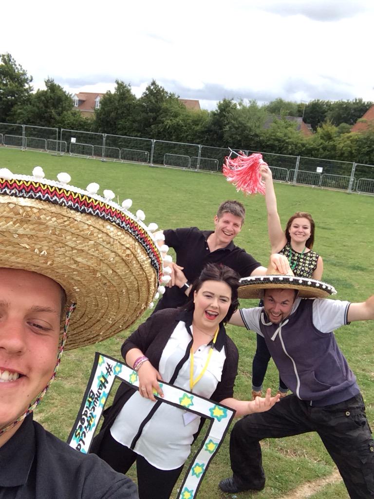 bridgeshanwell's tweet photo. Bridges having fun with photograph this morning think the staff had more fun #hanwellfieldsbridges http://t.co/ZOsRbilQyI