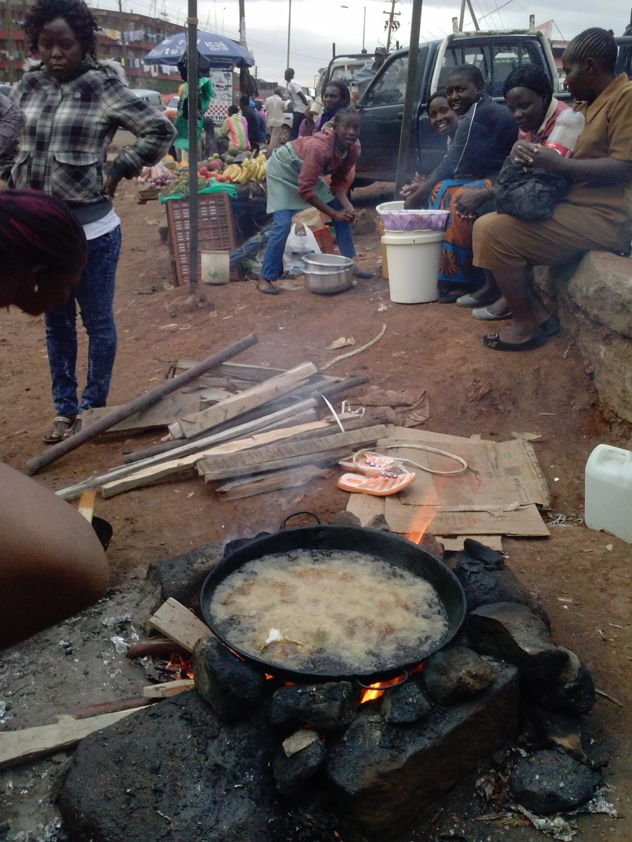 as_grossi's tweet image. After a long day at work, snagging a #fish dinner in the market!  Like my brain, this fish is #fried #sososogood!