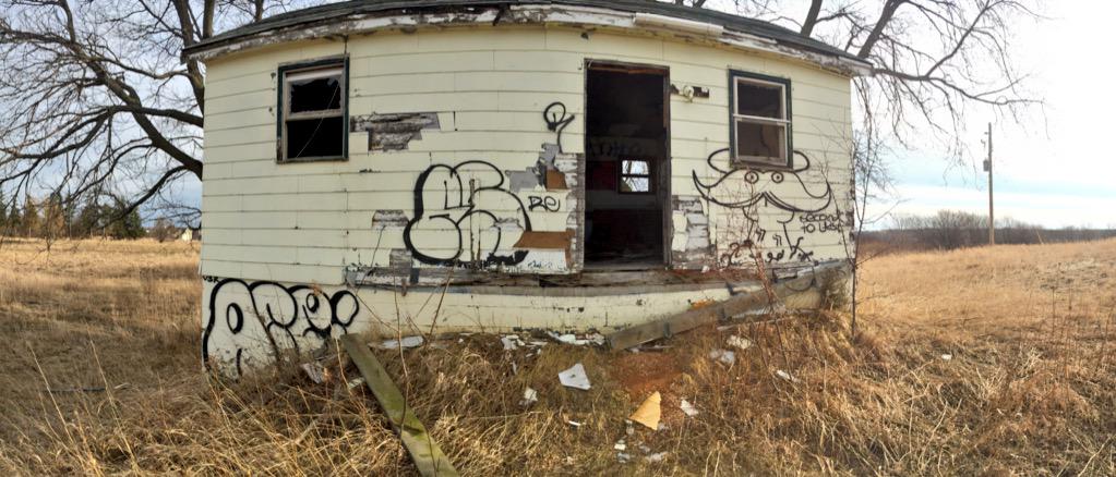 ExploringPhotos's tweet image. A little abandoned building I found in Chanhassen, Mn after driving down a dirt road.