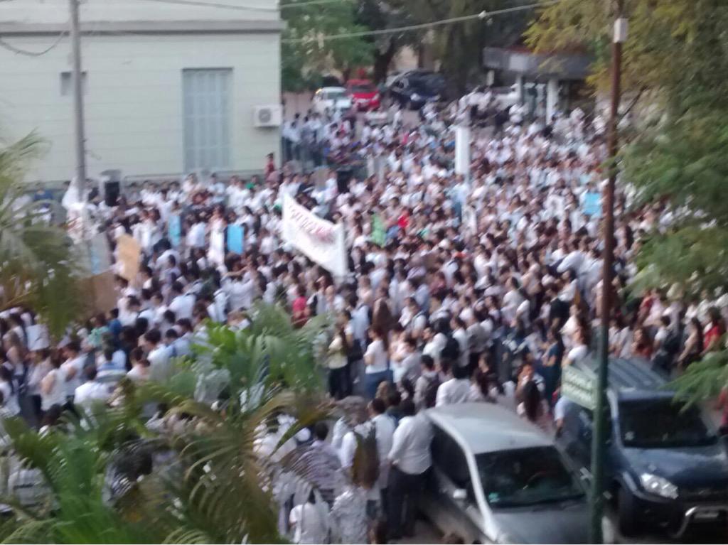 radio_dos's tweet photo. #JusticiaPorMaxi Ahora la marcha comienza su recorrido!! http://t.co/rj7ShUhwsu