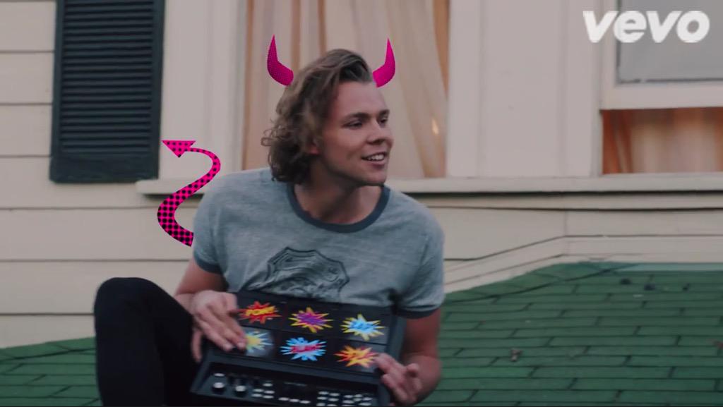 New Fake,  Kinda Hot tho Right? RT this please