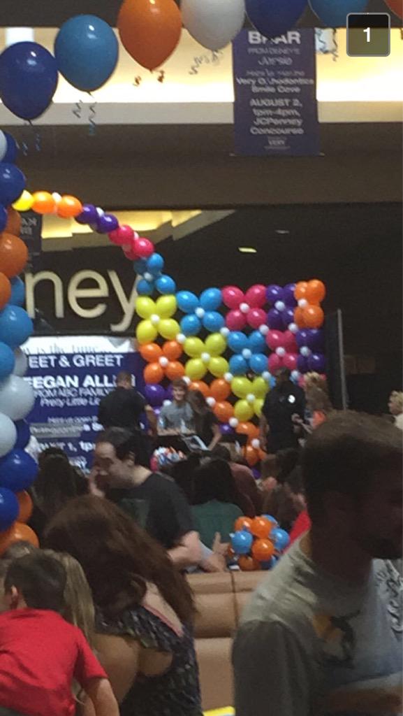 MissChrissy0423's tweet image. #ManCrushMonday goes out to Keegan Allen,which,I still can't believe I met on Saturday ❤️#pllToby