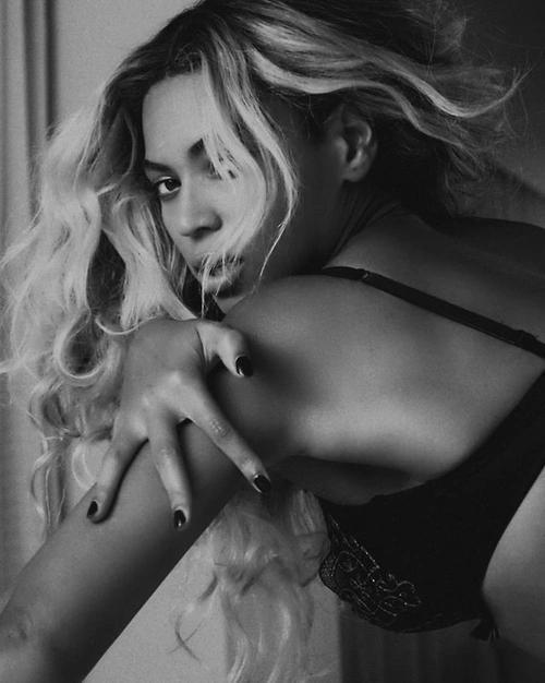 TeenageW_'s tweet photo. @Beyonce gasta mais de um milhão de reais em sapatos para gravação de novo clipe.  💁👑 #QueenB http://t.co/g0mhSj1hAr
