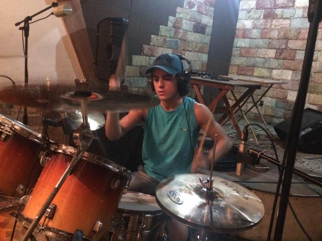 bandawone's tweet photo. Eae RAPAZIADAAAAA, aqui vai mais uma foto das gravações, dessa vez vai uma do nosso monstro, Pedro H Corrêa. http://t.co/Dk8KlZzC9k
