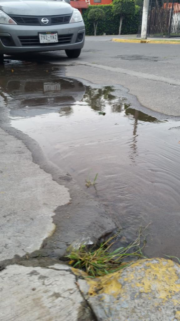 unknown_litt's tweet photo. Lamentable que después de 2 semanas de reportar ésta fuga aun no pueda ser atendida @OPDMTlalne @TlalnepantladeB http://t.co/m3M216gkaB