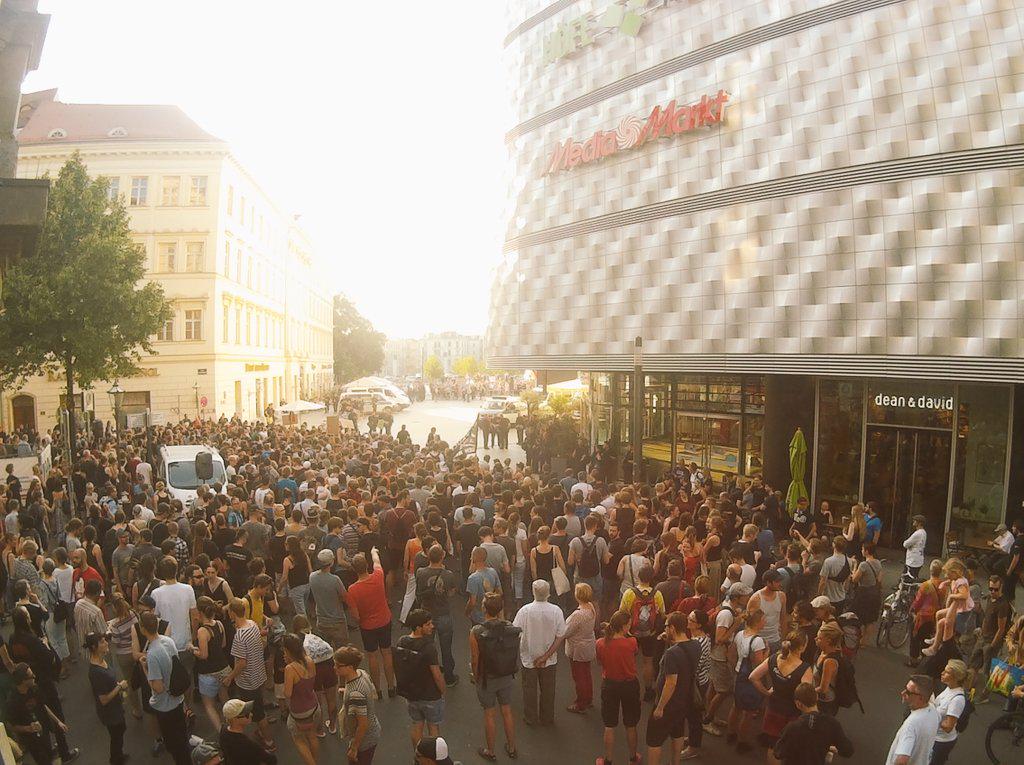 durchgezaehlt's tweet photo. Viele hunderte Menschen an der Hainspitze. Unglaublich laut. #nolegida #platznehmen http://t.co/ZkWLmTD3hu