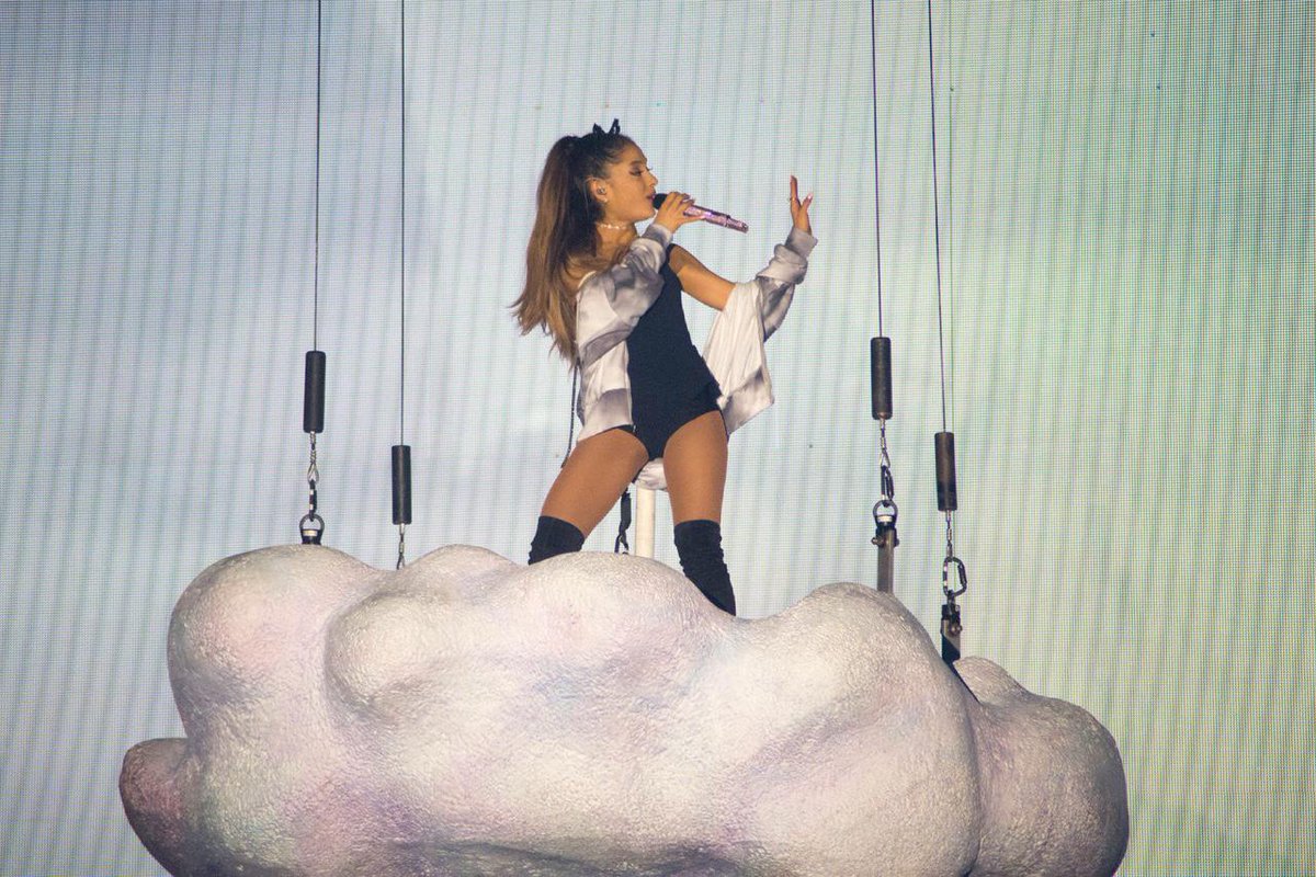 SpainWithAriana's tweet photo. -NUEVAS FOTOS- #HoneymoonTourUncasville http://t.co/9TGy2vlaA4