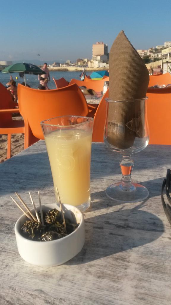 mouetteencavale's tweet image. L&apos;apéro marseillais... la base !!
#Vacances #Soleil #PointeRouge #Happy