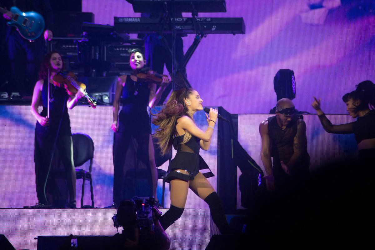 SpainWithAriana's tweet photo. -NUEVAS FOTOS- #HoneymoonTourUncasville http://t.co/nAy9zSHf8v