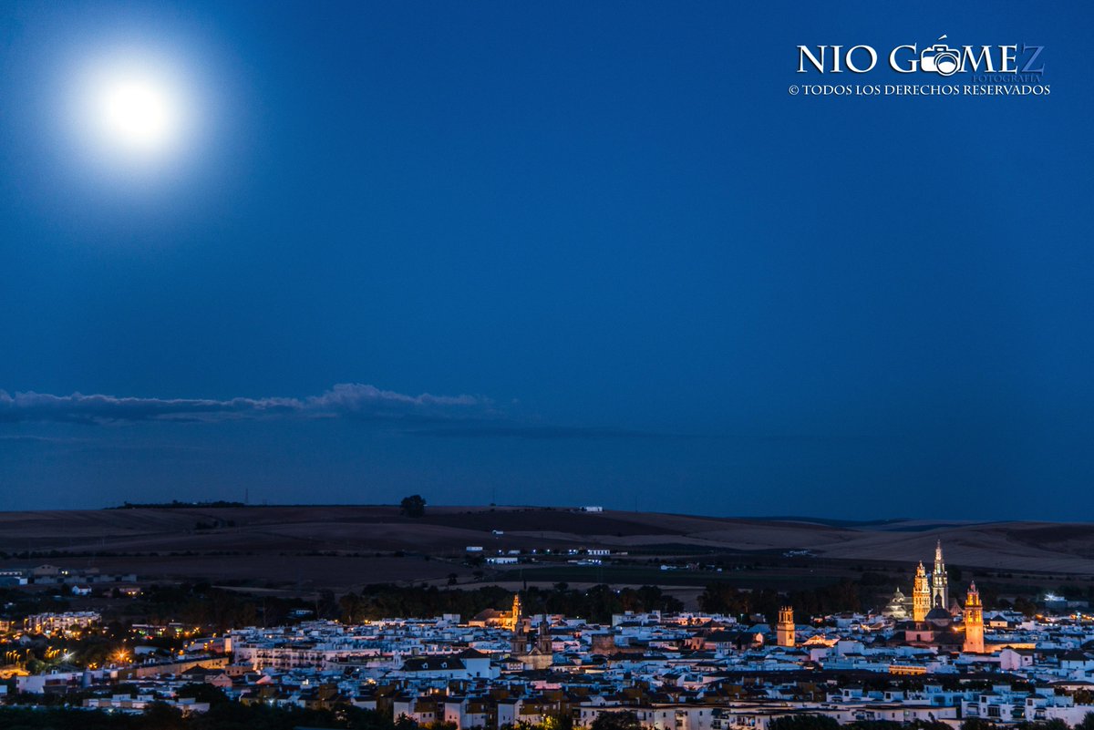 Niogomezz's tweet photo. Atrapada por la Luna #Écija #CiudadDelSol #AndaluciaCentro #Andalucía #España #LunaAzul #LunaLlena http://t.co/LmjLRuis9d