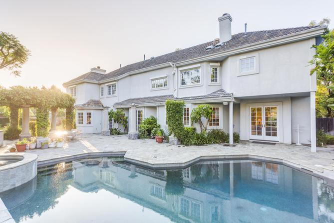 8 Essential Outdoor Upgrades for Selling Your Home #Roof #CurbAppeal #Upgrade on.trulia.com/19PGNK6