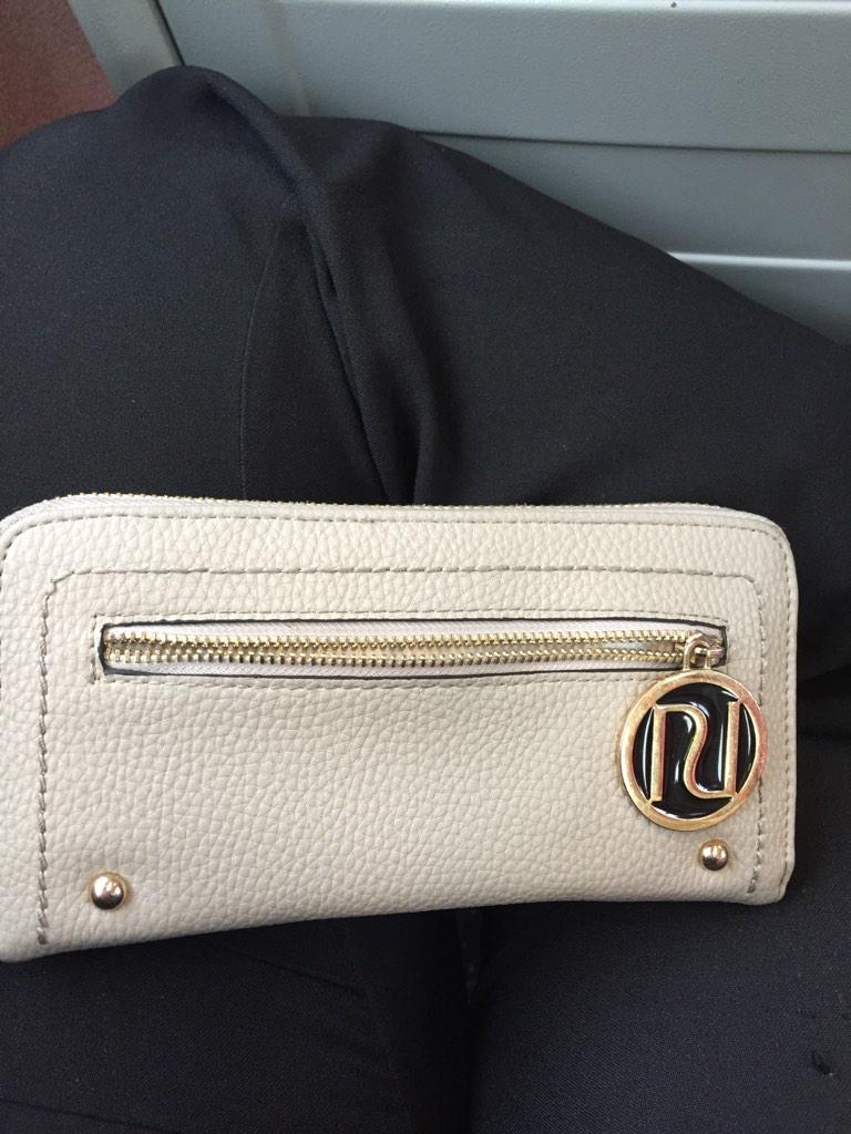 <a href="/SW_Trains/">abcd1234 abcd1234</a> just found this purse at hampton wick station please rt