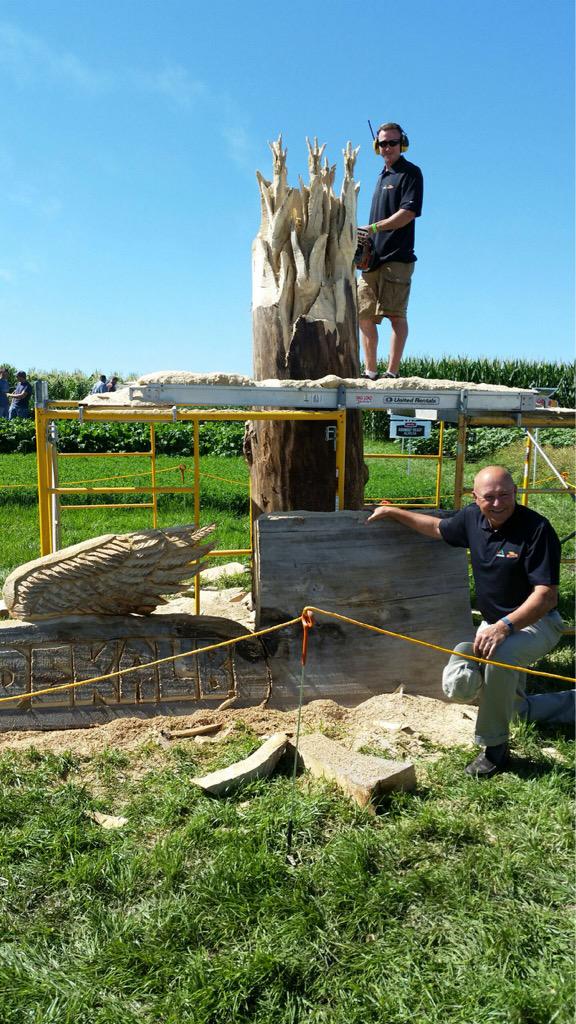 RobbFraley's tweet image. Unbelievable!  Watching chainsaw artist Jordan Dahl carve @Asgrow_DEKALB logo #AgPhD Field Day