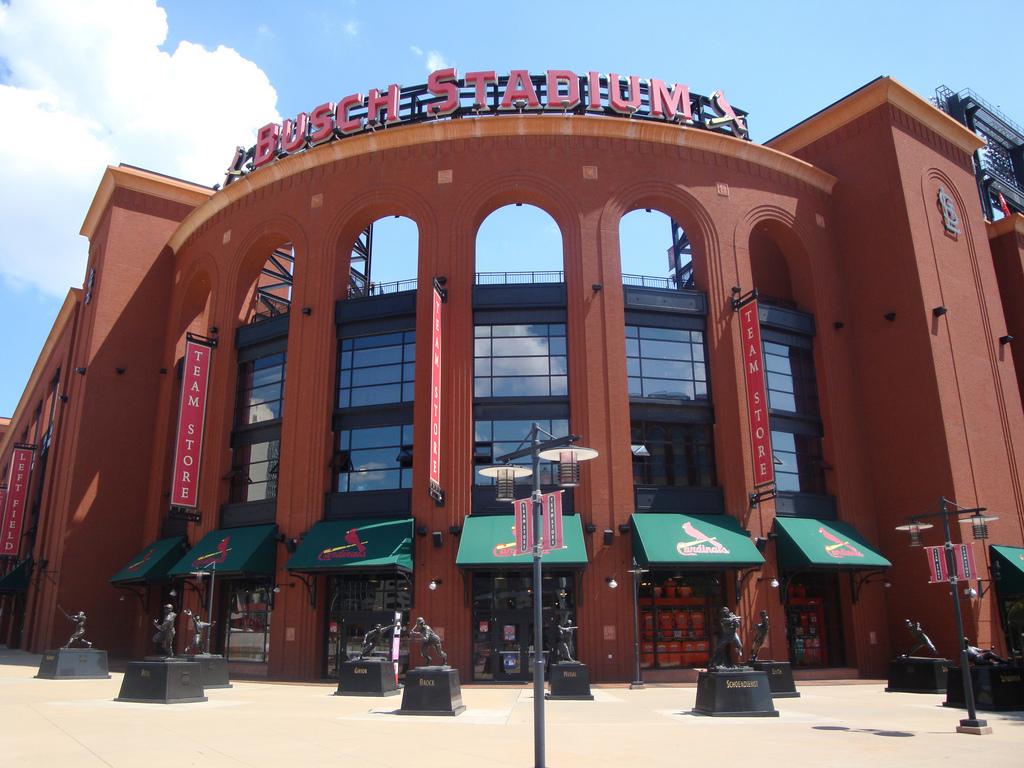 世界の野球場bot ブッシュ スタジアム セントルイス カージナルスの本拠地 06年に開場した3代目同名球場 セントルイスの象徴 ゲートウェイ アーチ を望めるのがこの球場の象徴でもあるという 名門球団らしいシンプルな設計 T Co
