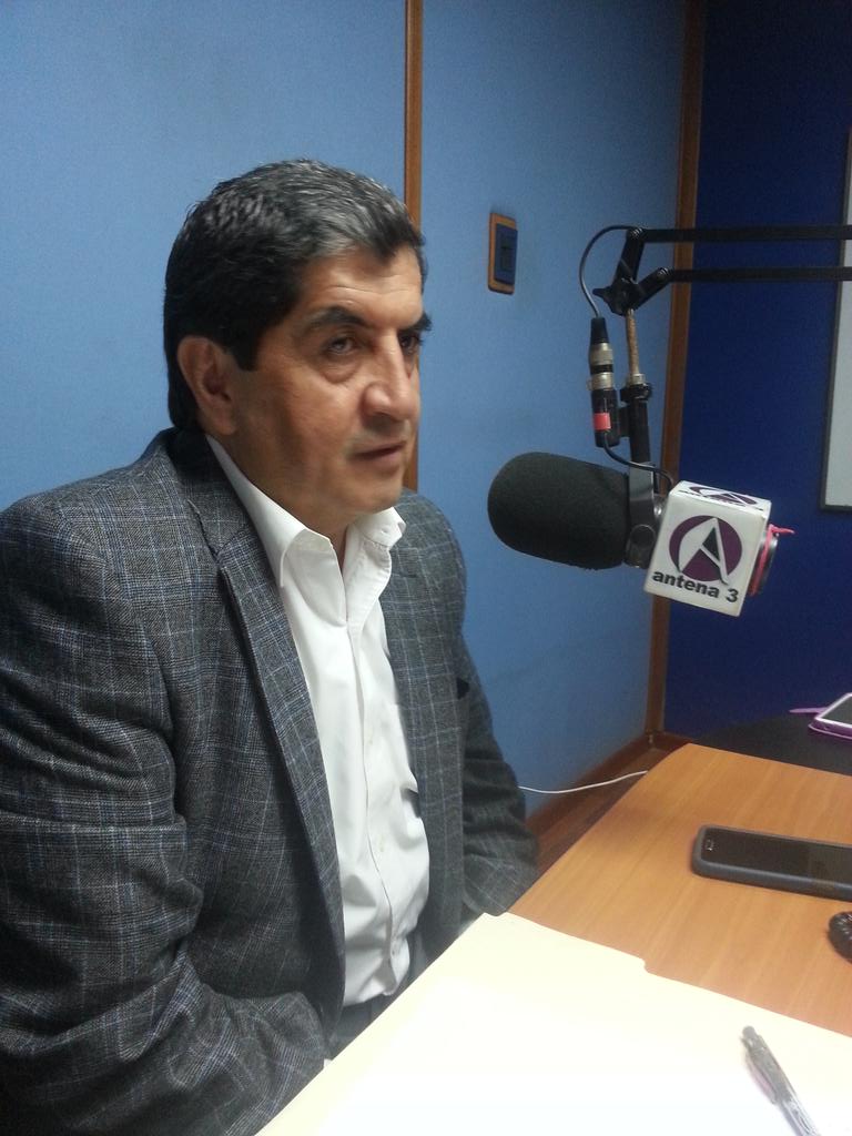 antena3ecuador's tweet photo. Dr @fernandovicunai nos platica sobre la modalidad de los Centros de Salud en #LegislandoEnSalud con @marialevicuna http://t.co/LbOk2Hik4Y