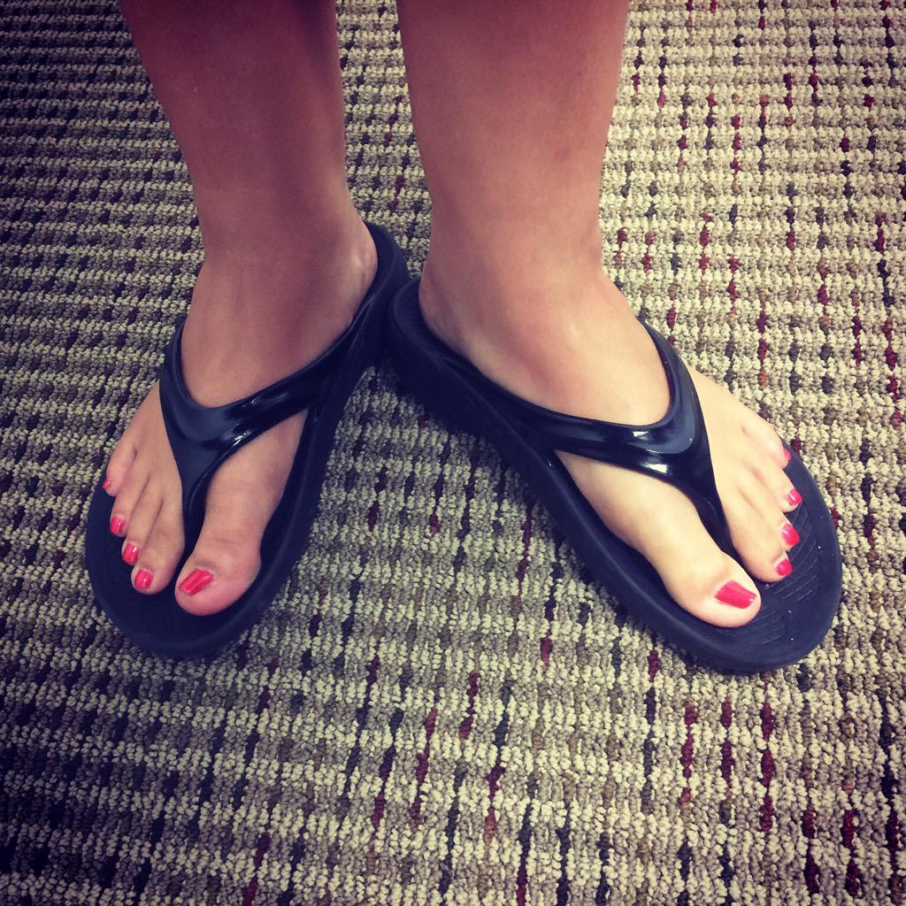 ELIZABETHASNEED's tweet photo. Oofos are AMAZING! #walkingoncloud9 @oofos keep up the great work! http://t.co/zxcj4x0Sgv
