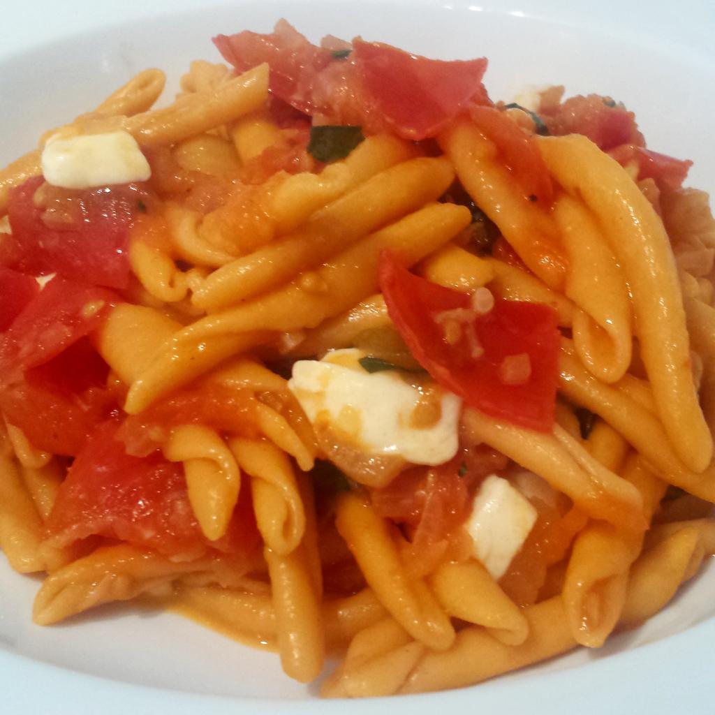 Speedy fresh tomato, red onion, garlic and mozzarella pasta. Chilli pasta courtesy of <a href="/buongiornodeli/">Buongiorno Italia</a>! #veggie #yum