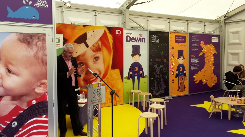 Hoffwn glywed eich barn am stondin newydd <a href="/MudiadMeithrin/">MudiadMeithrin</a> yn yr <a href="/eisteddfod/">eisteddfod</a> eleni? 
Daeth @fmwales i'w weld heddiw...