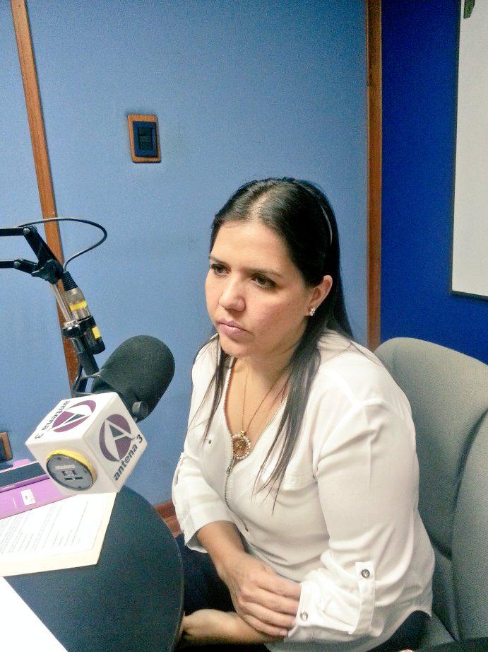 antena3ecuador's tweet photo. Escucha #LegislandoEnSalud con @marialevicuna.
Invitados Dr @fernandovicunai y el Dr. @EdwinVeraGarijo @Salud_CZ8 http://t.co/RQ4NL8xqHo