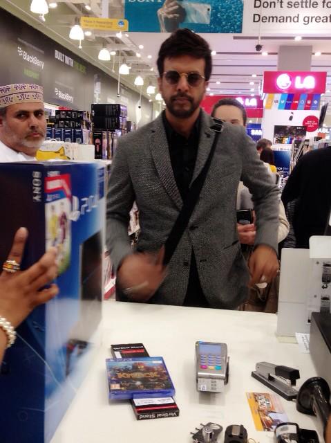 saqiba_saeed's tweet photo. @jaavedjaaferi #downtoearth # Superstar #Bestactor #mostgentle #sweetperson #evermet #Dubaimall #Loveu #☺😘💋❤ http://t.co/lIuYHFhg7G