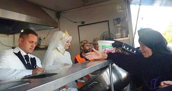 DrMuzakkir's tweet photo. #Turkish bride and groom distribute food to 4000 #Syrian refugees instead of their guests on their #wedding day. http://t.co/wSapqmGMZf