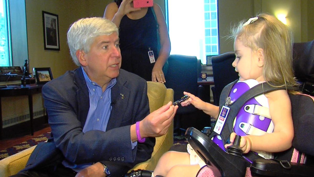stephenclark's tweet photo. .@scarletssmile gave the governor a #SMAshSMA/ http://t.co/MhWRhom5Ms  bracelet. @onetoughnerd gave her a pen. http://t.co/hJfGB3HoyD
