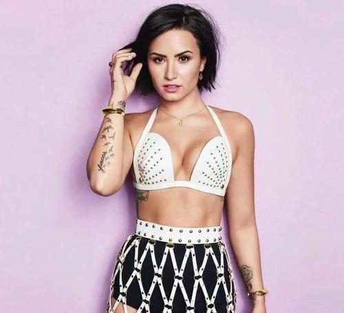 redlipsvat0's tweet photo. Demi y su manía de hacer que mojé las bragas #MTVHottest Demi Lovato http://t.co/YTdivePmuo