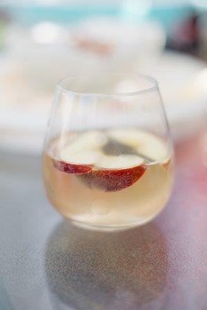 HeightsBattleCk's tweet photo. It's Monday! Relax with with this delicious two-ingredient sangria recipe! http://t.co/pet3DA78xj http://t.co/lHpsZ5wjcG