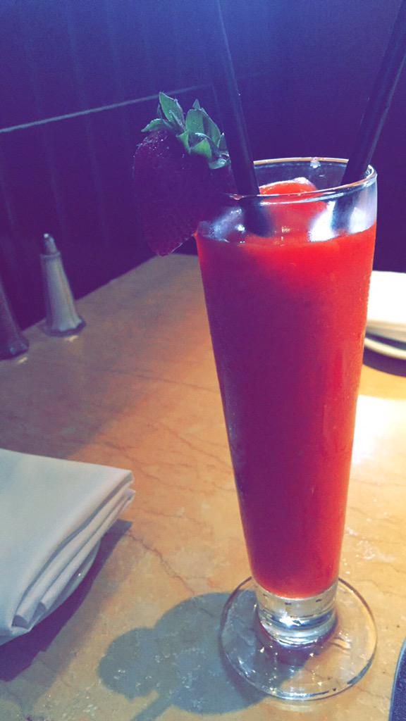 beybaeno's tweet photo. Loving it up 🍓💕 http://t.co/zwuqzrw649